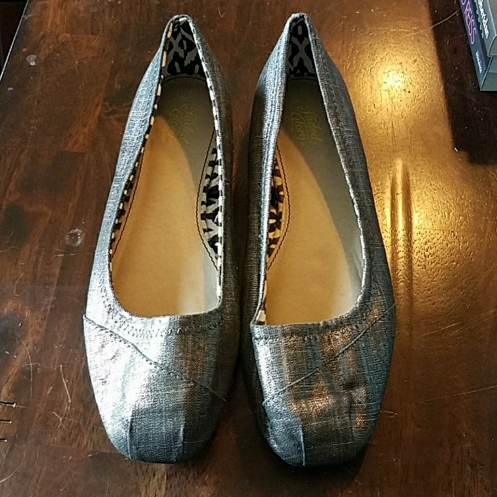 Size 6 women's flats by Faded glory.
